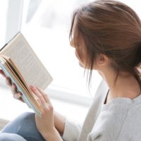 「週末を家で過ごす」を英語で言うと？