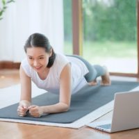 「早起きしたいのに起きられない」を変える！一人で頑張らない4人の工夫