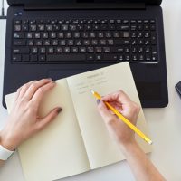 「ノートを取る」を2単語の英語で言うと？
