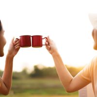 英語「Chatting with friends」の意味って？