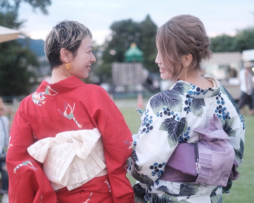浴衣姿の女性2人