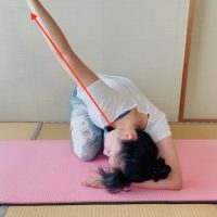 【簡単3ステップ】ガチガチの胸まわりをほぐす！「巻き肩対策ピラティス」