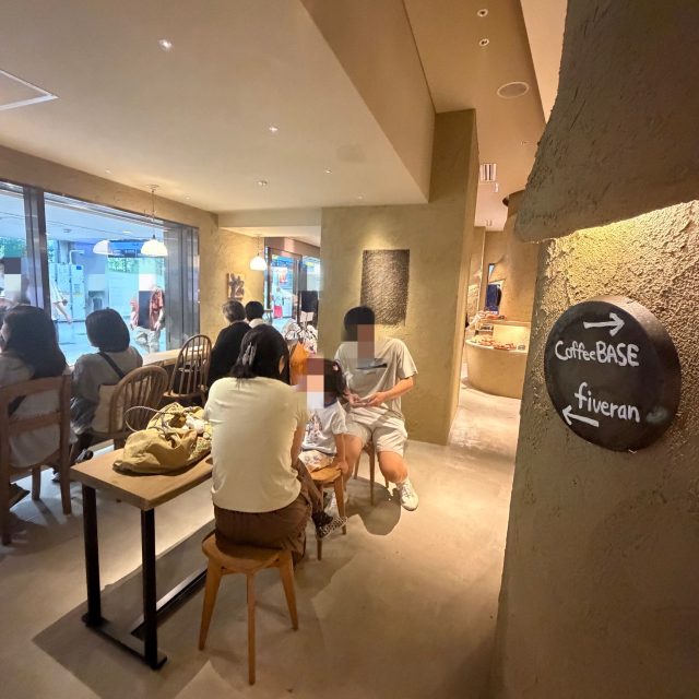 Coffee BASE 店内