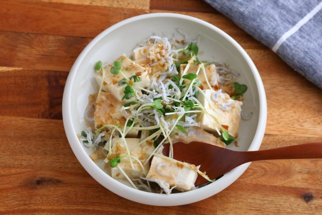 豆腐とカイワレ大根の濃厚ごまだれサラダ