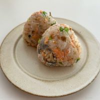 せいろで簡単！蒸して作る「鮭とまいたけの混ぜおにぎり」