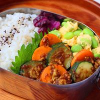 主菜も副菜もレンジで！「ズッキーニのキーマカレー」「枝豆卵」2品弁当