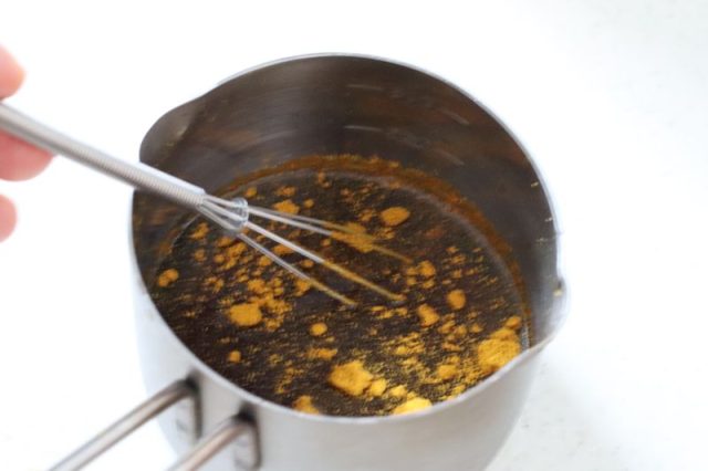 カレー粉を加えたつゆ
