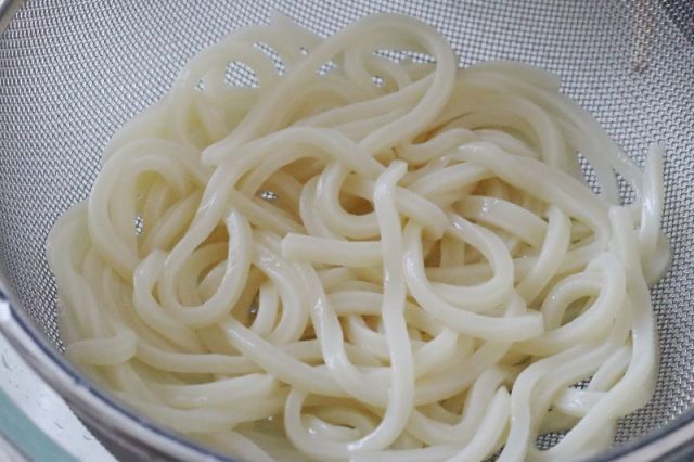 水を切ったうどん