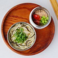 ひんやりつるん♪火を使わない「ツナトマ冷製カレーつゆ」「大葉塩昆布うどん」2品弁当