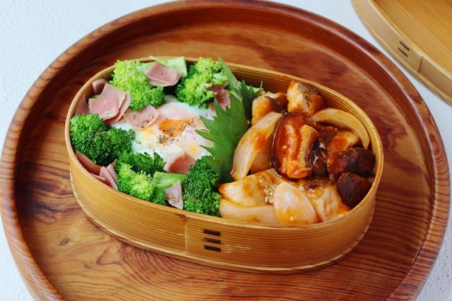 「スズキのケチャップ焼き」「レンジブロッコリー卵」2品弁当