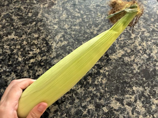 皮をむいたとうもろこし