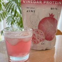 1杯でたんぱく質約12g！水でさっぱり飲める「KINS ビネガープロテイン」