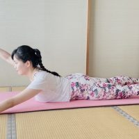 夏服の後ろ姿に差がつく！うつ伏せでできる「背中すっきり」ピラティス