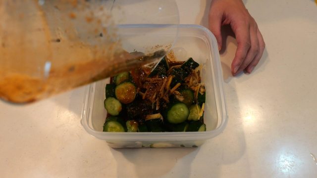 容器に入れたきゅうりと調味料