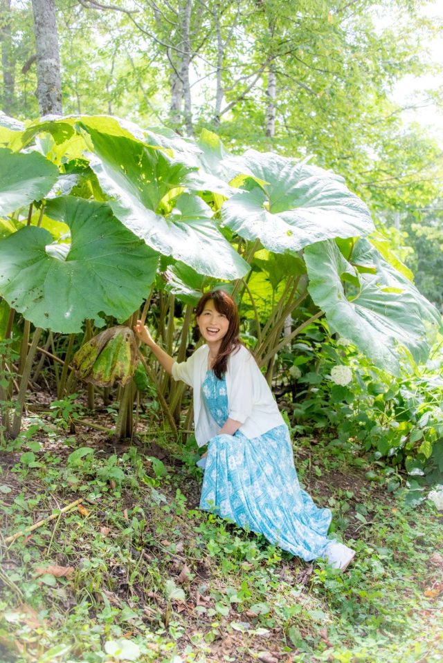 大きな植物と女性