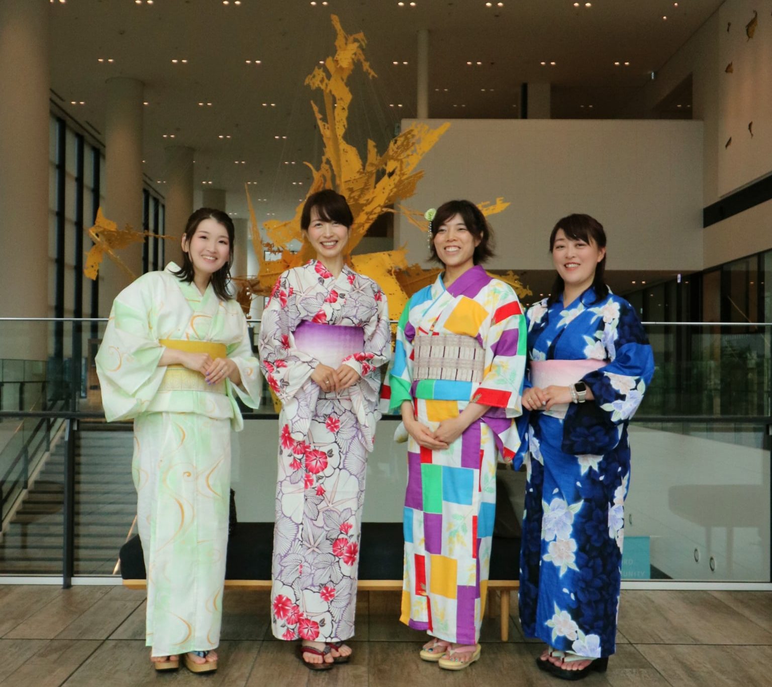 浴衣姿の女性4人