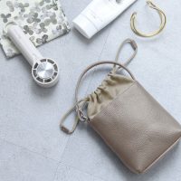 スマホやハンディファンも入る！ちょい足しで便利＆かわいい「本革バッグ型チャーム」