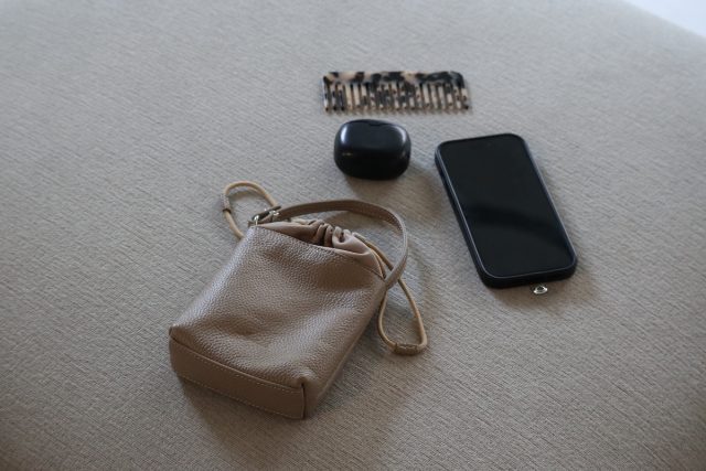 アンジェ スマホも入る本革バッグ型チャーム