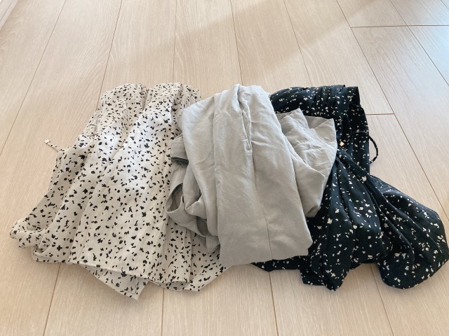 床に並べた洋服