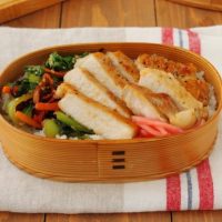 「ガツンと食べたい日に」ご飯が進む！丼弁当レシピ3選