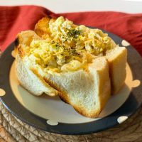 少ない材料でボリューム満点！レンジで簡単「キャベたまポケットサンド」
