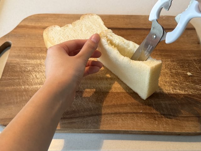 食パンにはさみを入れる