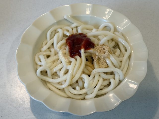 調味料をかけたうどん