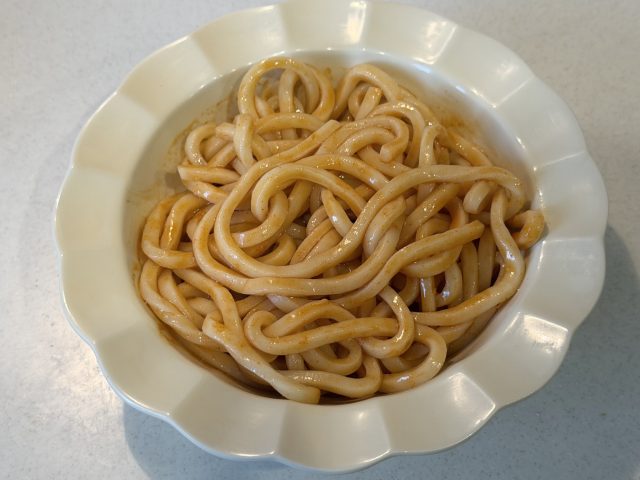 調味料で和えたうどん