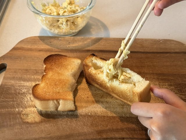 食パンにキャベツを詰める
