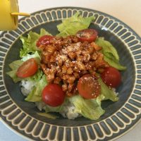ひき肉不要！ちくわ2本で作る「節約タコライス風丼」
