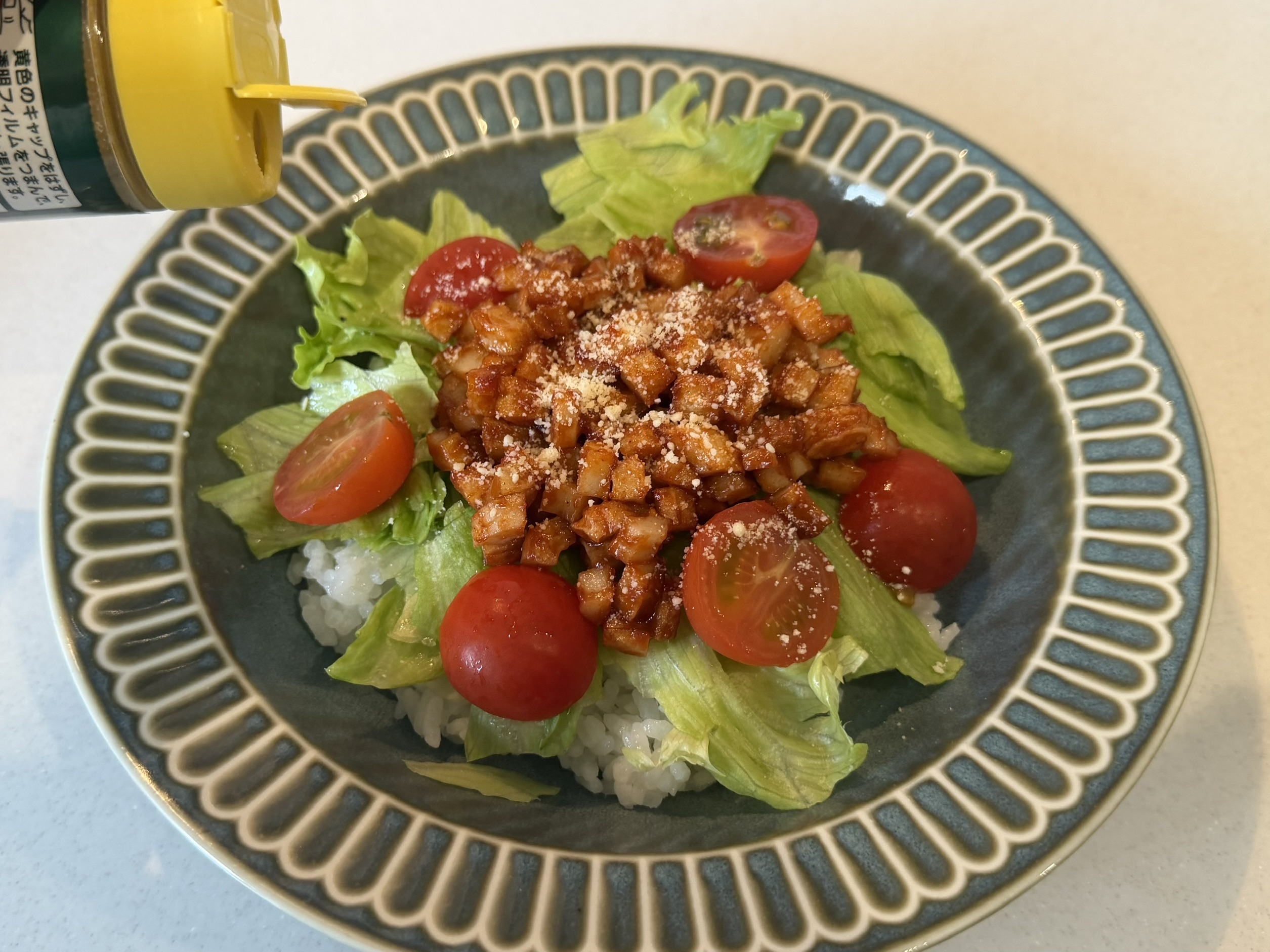 ひき肉不要！ちくわ2本で作る「節約タコライス風丼」
