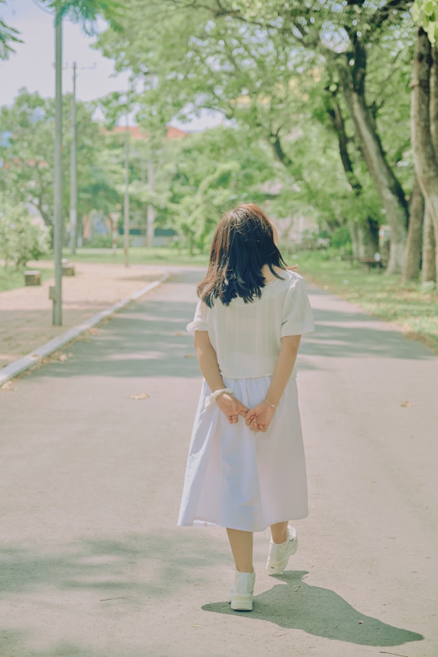 女性の後姿