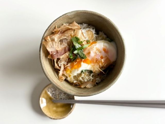 しらす×温玉×かつおぶしトッピングごはん
