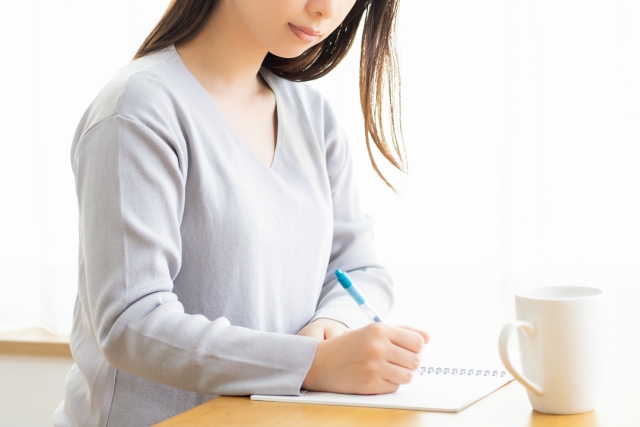 支出予定を書く女性