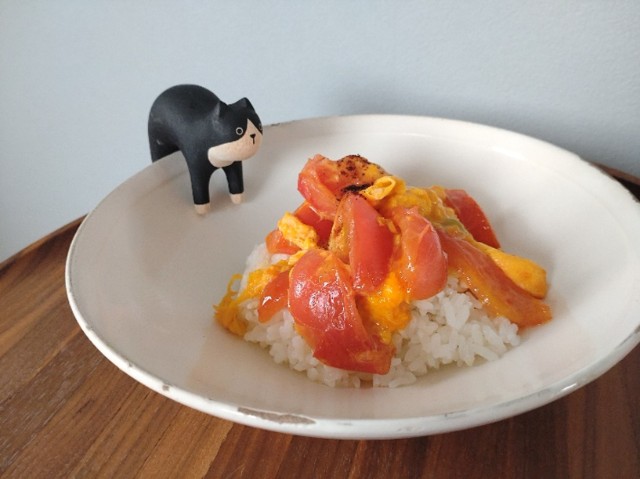 トマトと卵の鶏がら炒め丼