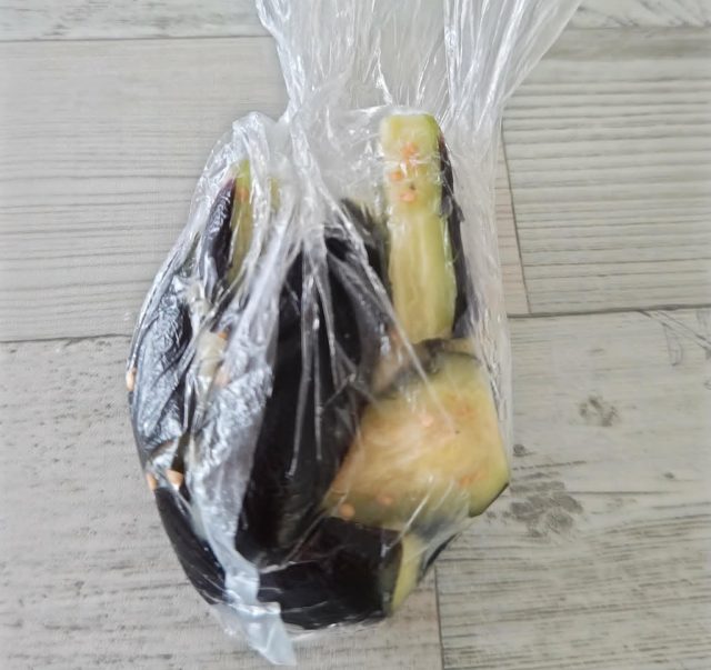 ポリ袋に入ったなす