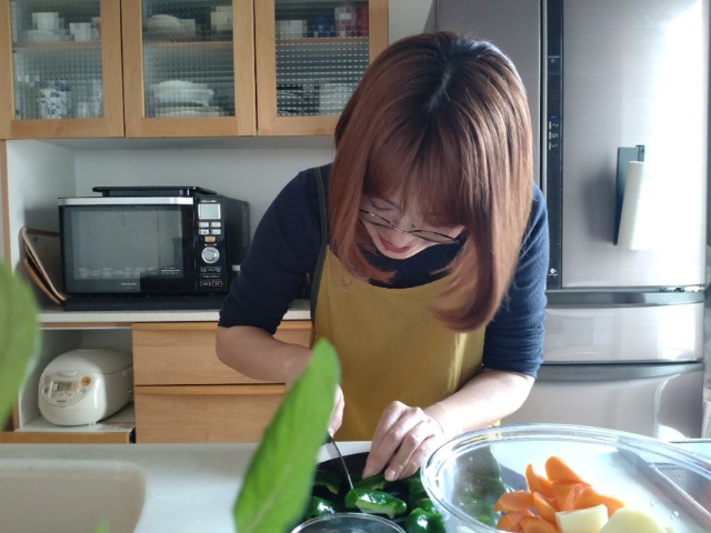 料理をする女性