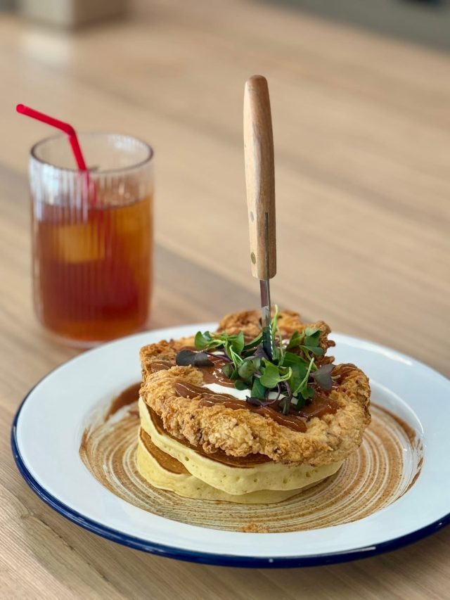 チキンがのったパンケーキ