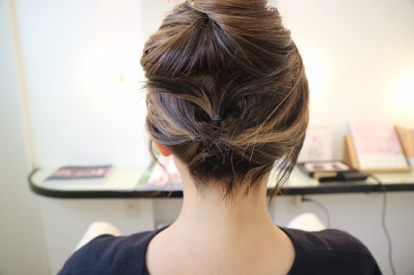 「襟足すっきり」お団子ヘアアレンジ