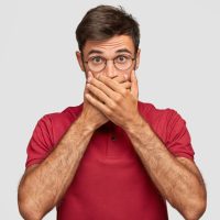 「静かに」を英語で言うと？
