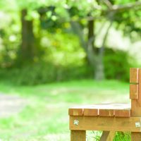 「ベンチに座る」を英語で言うと？