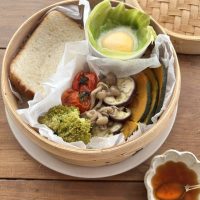 せいろでモーニング！マーマレード醤油タレの「彩り温野菜プレート」