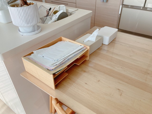 テーブル上の書類置き場