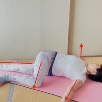寝たまま左右5回！「伸び×ツイスト」で全身をほぐす簡単ピラティス