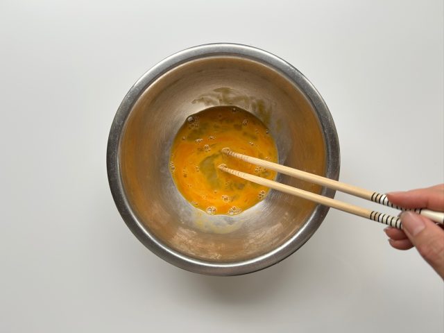 卵液が入ったボウル