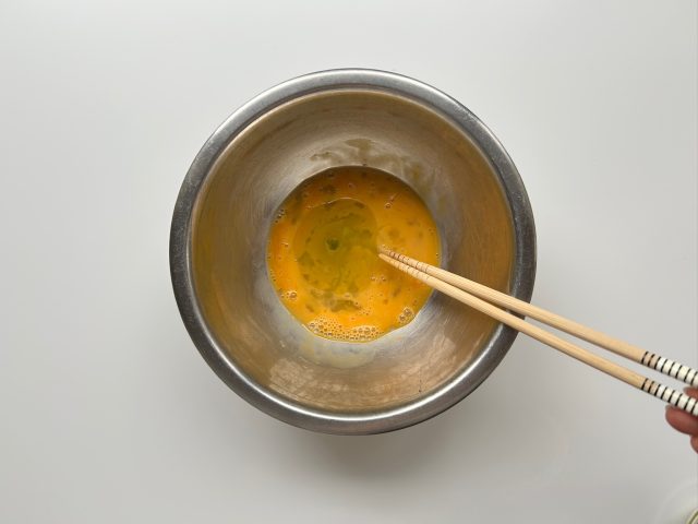 卵液とオイルが入ったボウル