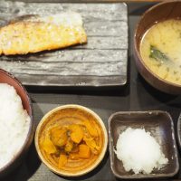朝から焼き魚定食が600円台！「しんぱち食堂」で味わうコスパ抜群モーニング