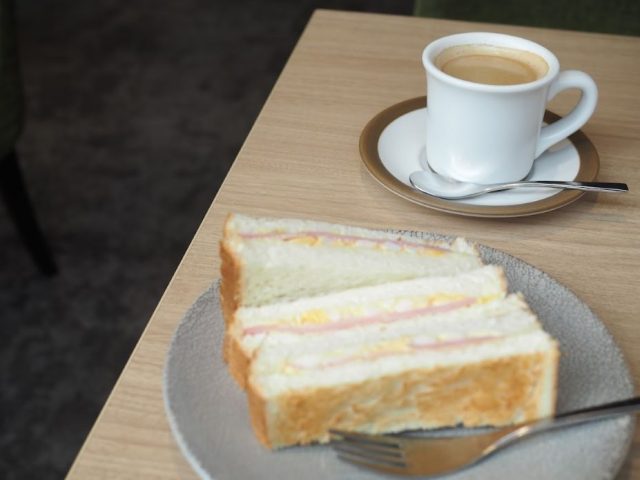 サンドイッチとコーヒー