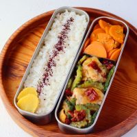 甘辛×梅でごはんが進む！「鶏とゴーヤの梅照り焼き」「にんじんカレー味噌」2品弁当