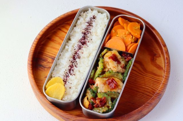 「鶏とゴーヤの梅照り焼き」「にんじんカレー味噌」2品弁当